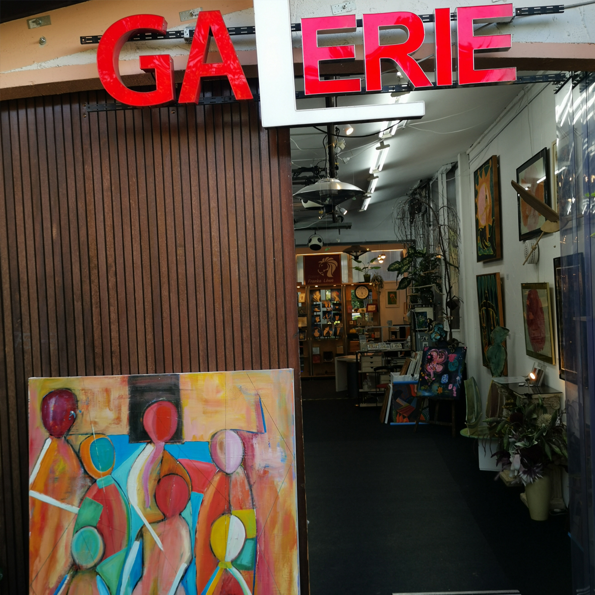 Das große Eingangstor in die Garagen Galerie
