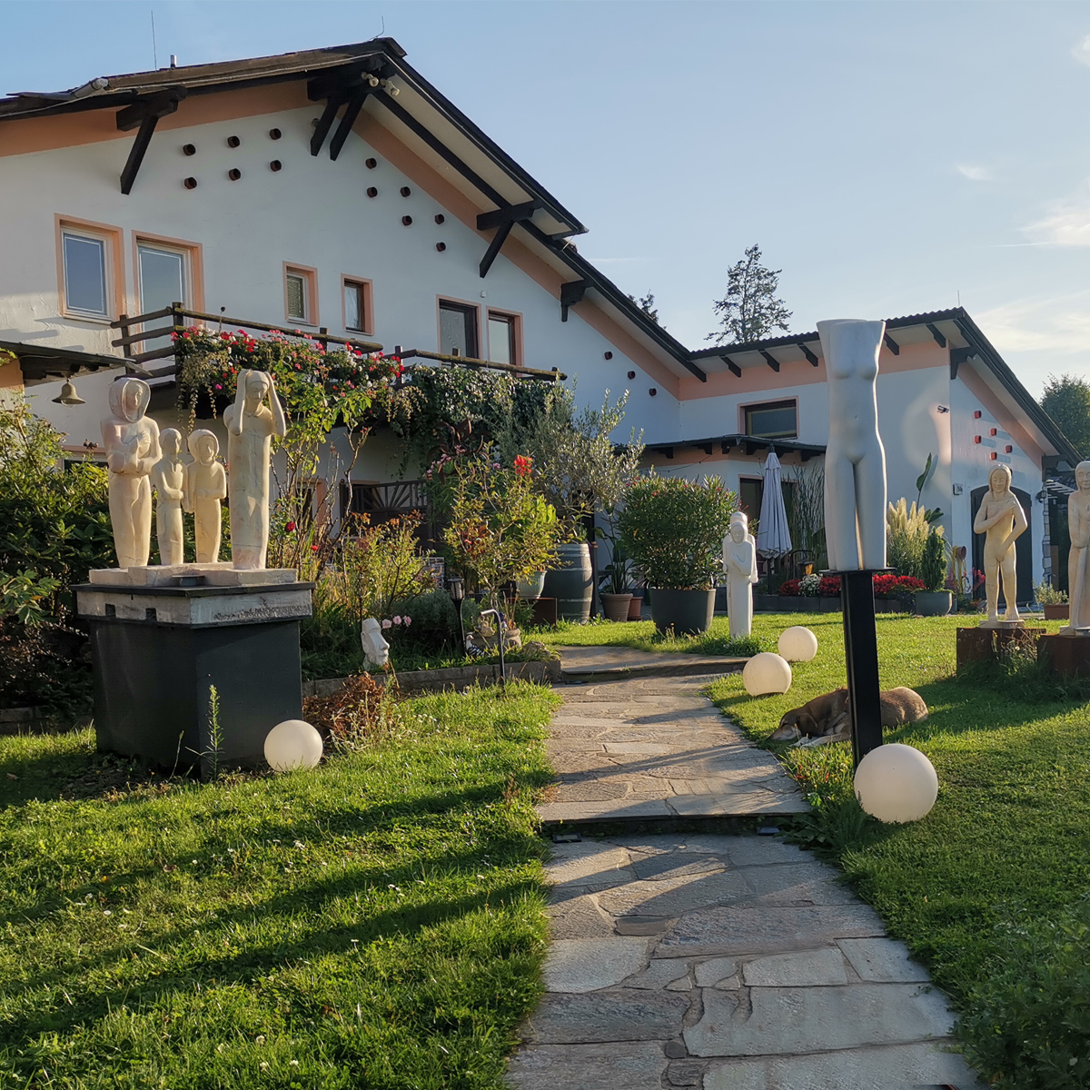 Der Garten der Galerie Franka Löwe mit Marmorskulpturen
